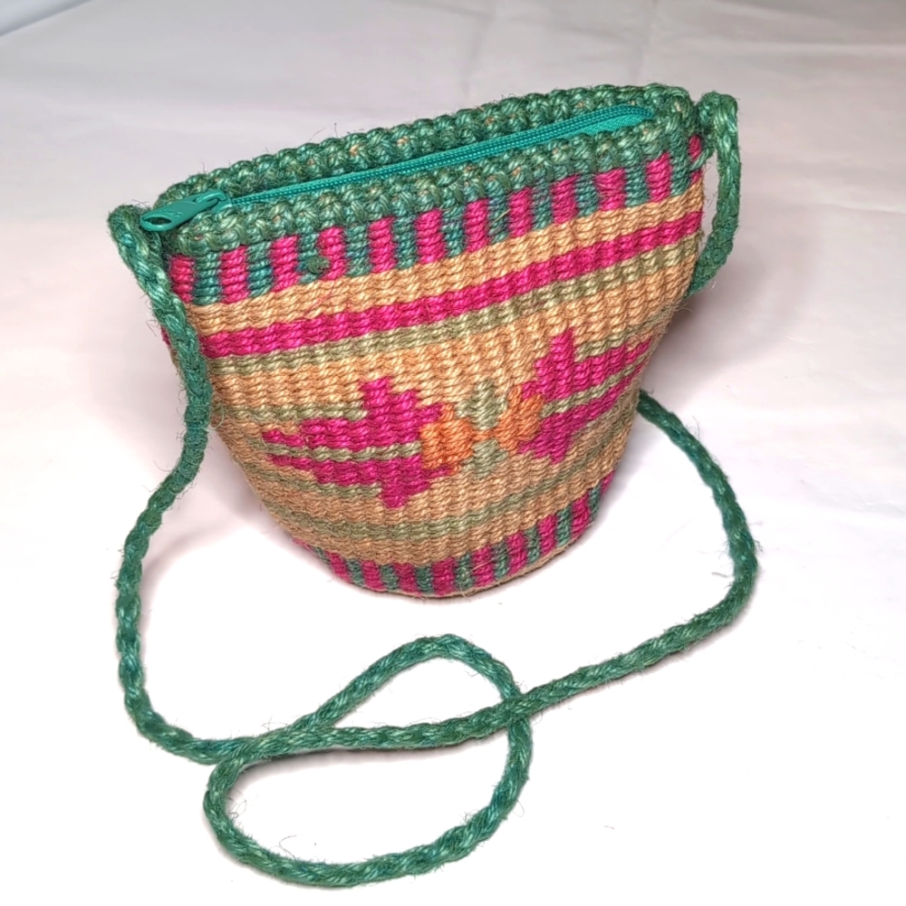 Small woven purse w/ Pink and Green Design, Zip Top Excellent Condition